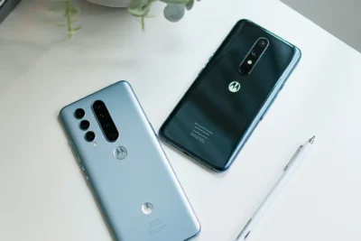 Qual a diferença do Moto G7 Power para o Plus?